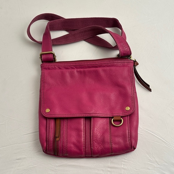Fossil Morgan Traveler fuchsia leather adjustable crossbody bag - Picture 4 of 15